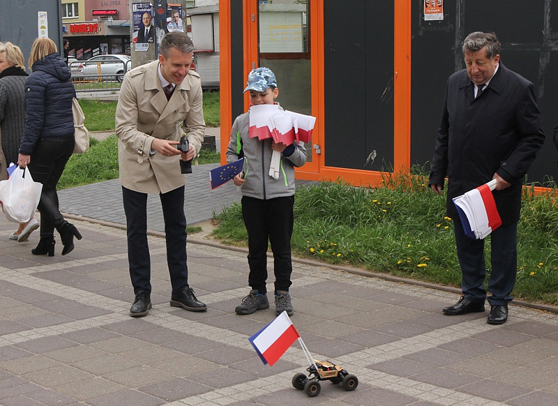 Dzień Flagi w Policach – samorządowcy rozdawali flagi Polski i UE