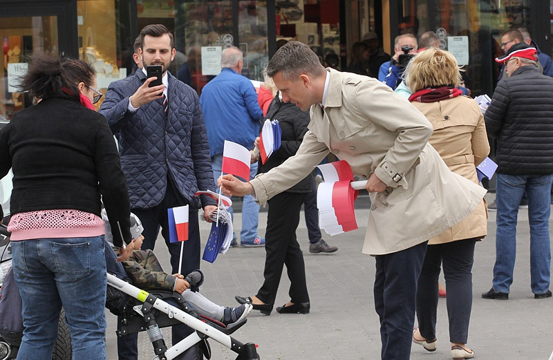 Dzień Flagi w Policach – samorządowcy rozdawali flagi Polski i UE