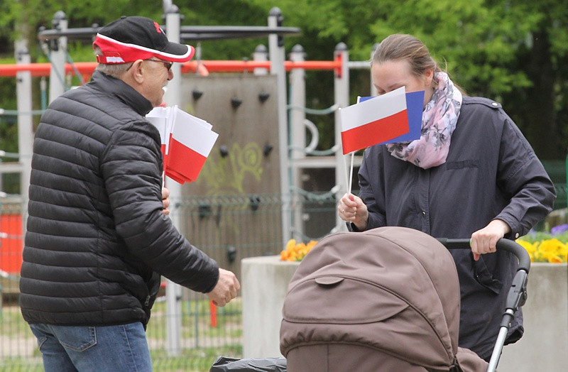 Dzień Flagi w Policach – samorządowcy rozdawali flagi Polski i UE