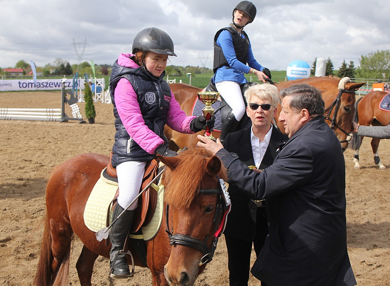 Festyn rodzinny i skoki przez przeszkody w Przęsocinie