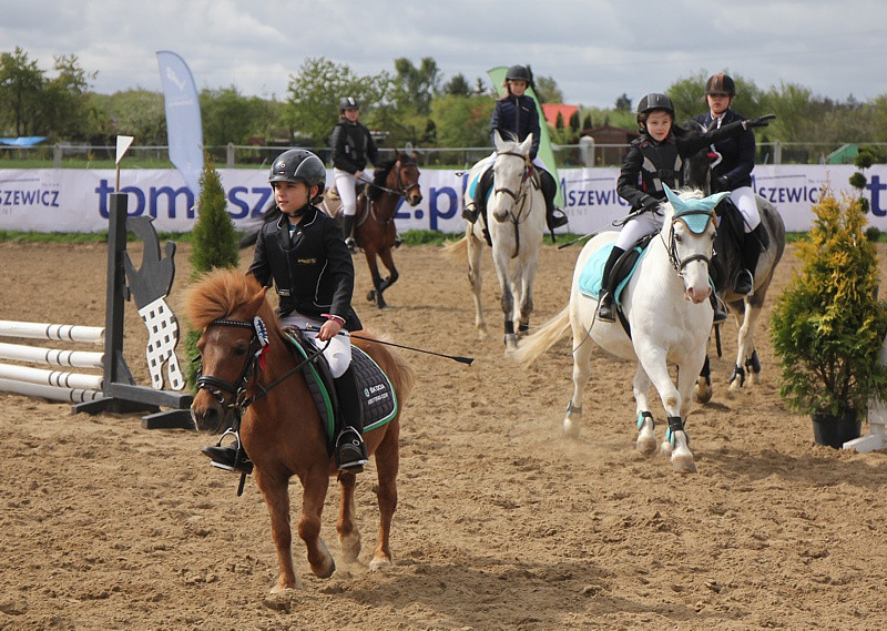 Festyn rodzinny i skoki przez przeszkody w Przęsocinie
