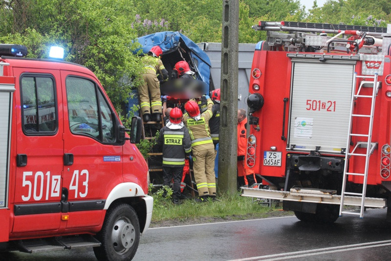 Zderzenie ciężarówek na ul. Jasienickiej w Policach