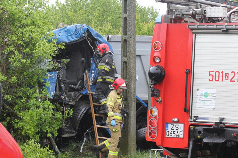 Zderzenie ciężarówek na ul. Jasienickiej w Policach