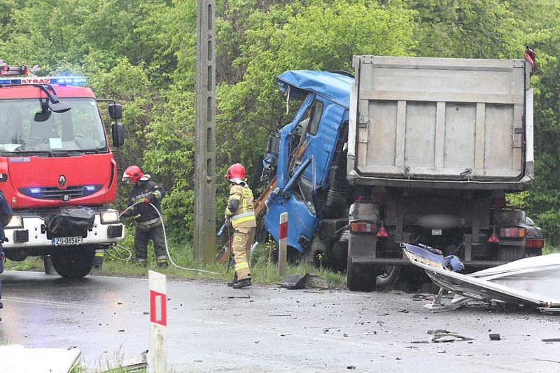 Zderzenie ciężarówek na ul. Jasienickiej w Policach