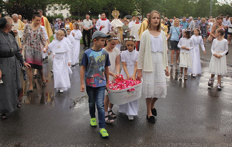 Procesja Bożego Ciała w parafii pw. św. Kazimierza w Policach