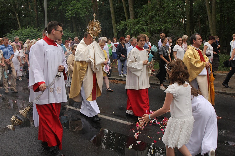 Procesja Bożego Ciała w parafii pw. św. Kazimierza w Policach