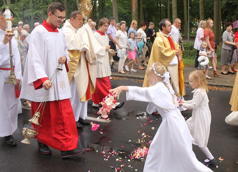 Procesja Bożego Ciała w parafii pw. św. Kazimierza w Policach
