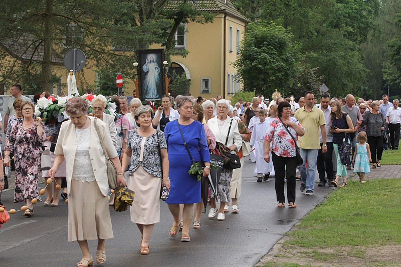 Procesja Bożego Ciała w parafii pw. św. Kazimierza w Policach