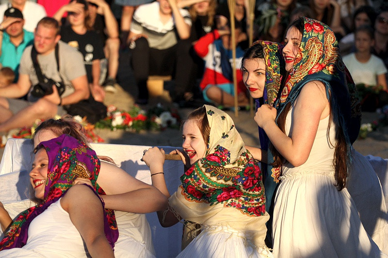 Wianki, tańce, fireshow – Noc Świętojańska w Trzebieży