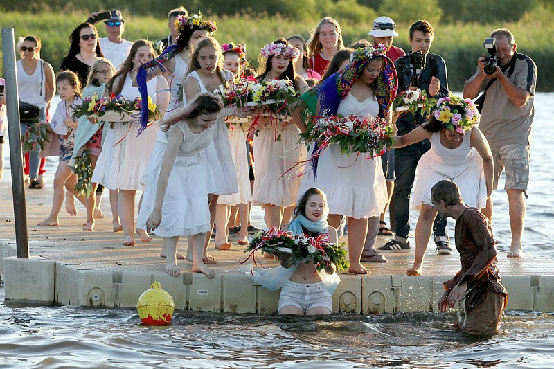 Wianki, tańce, fireshow – Noc Świętojańska w Trzebieży