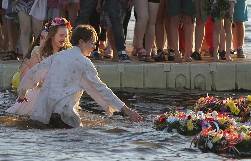 Wianki, tańce, fireshow – Noc Świętojańska w Trzebieży