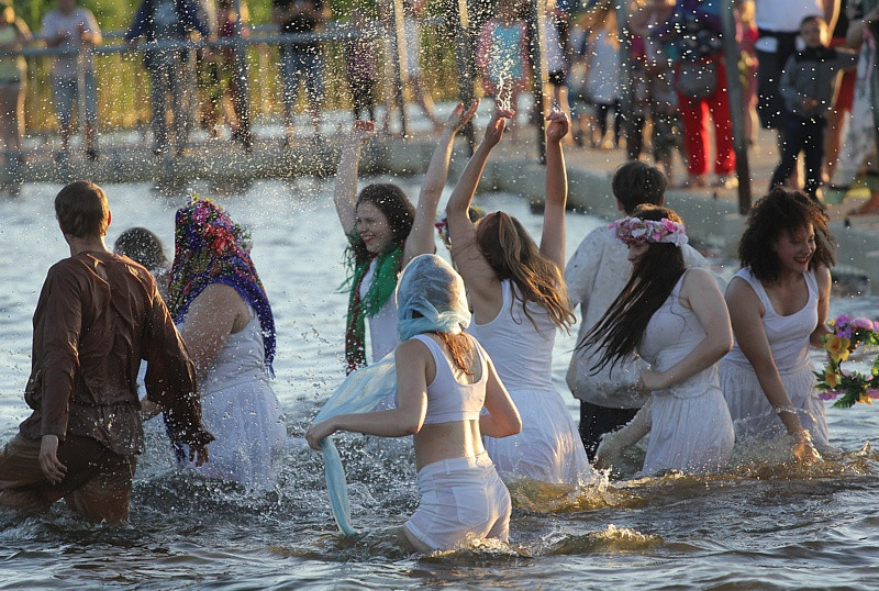 Wianki, tańce, fireshow – Noc Świętojańska w Trzebieży
