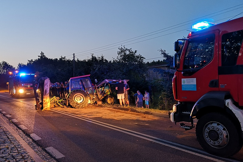 Wypadek w Uniemyślu – urwane koło ciągnika i samochód w rowie [foto]
