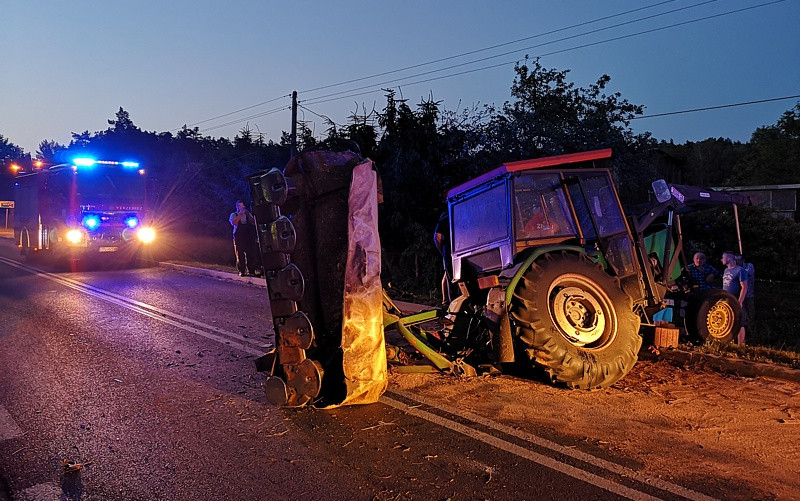 Wypadek w Uniemyślu – urwane koło ciągnika i samochód w rowie [foto]