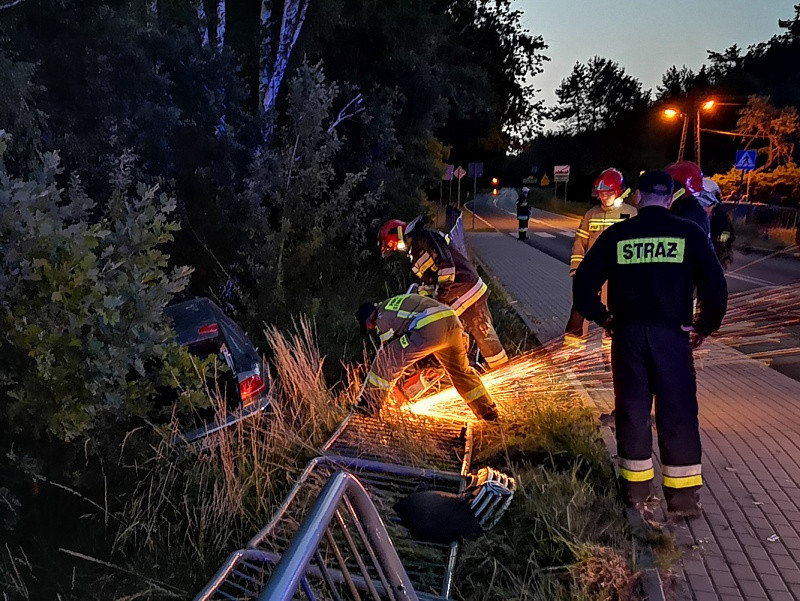 Wypadek w Uniemyślu – urwane koło ciągnika i samochód w rowie [foto]