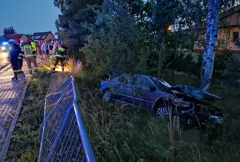 Wypadek w Uniemyślu – urwane koło ciągnika i samochód w rowie [foto]