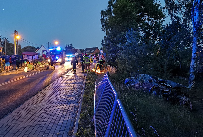 Wypadek w Uniemyślu – urwane koło ciągnika i samochód w rowie [foto]