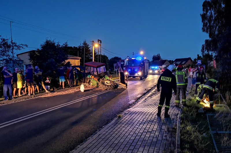 Wypadek w Uniemyślu – urwane koło ciągnika i samochód w rowie [foto]