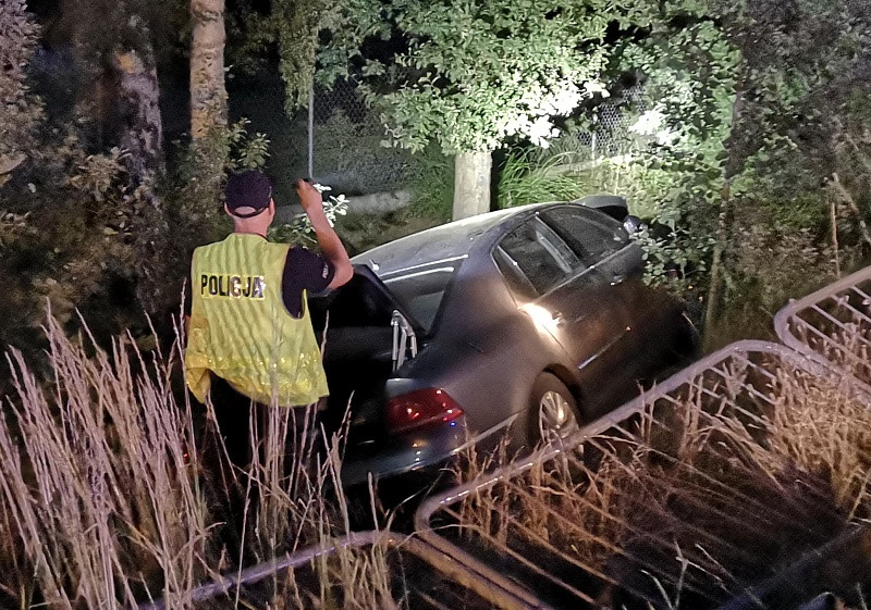 Wypadek w Uniemyślu – urwane koło ciągnika i samochód w rowie [foto]