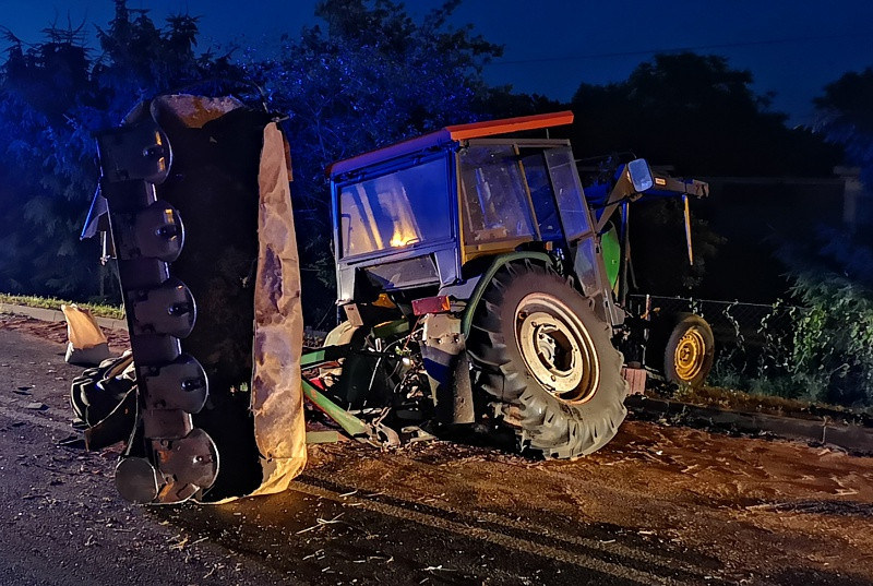Wypadek w Uniemyślu – urwane koło ciągnika i samochód w rowie [foto]