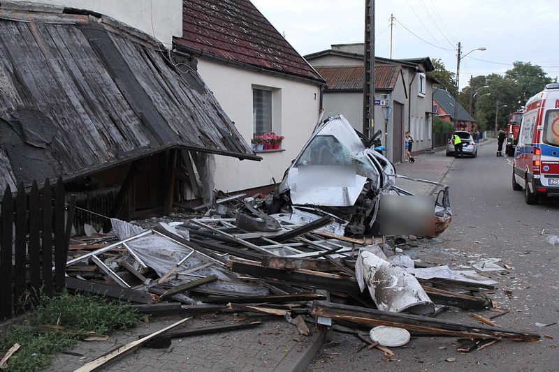 Uszkodzony słup, zniszczona weranda – wypadek w Trzebieży [foto]