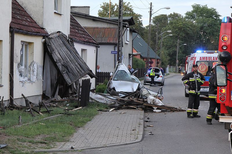 Uszkodzony słup, zniszczona weranda – wypadek w Trzebieży [foto]