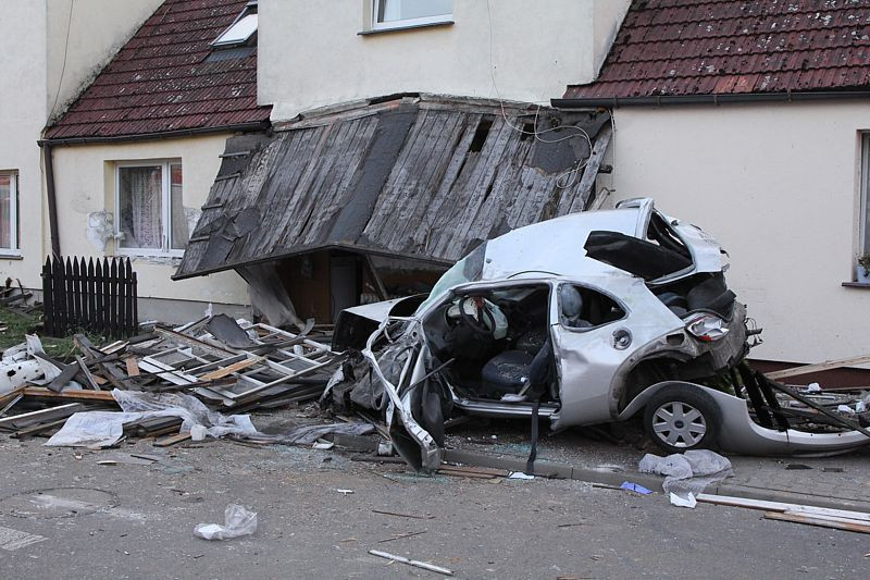 Uszkodzony słup, zniszczona weranda – wypadek w Trzebieży [foto]