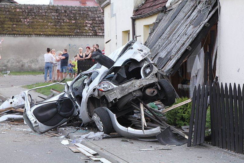 Uszkodzony słup, zniszczona weranda – wypadek w Trzebieży [foto]