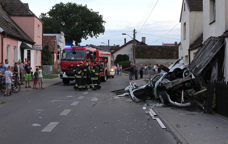 Uszkodzony słup, zniszczona weranda – wypadek w Trzebieży [foto]