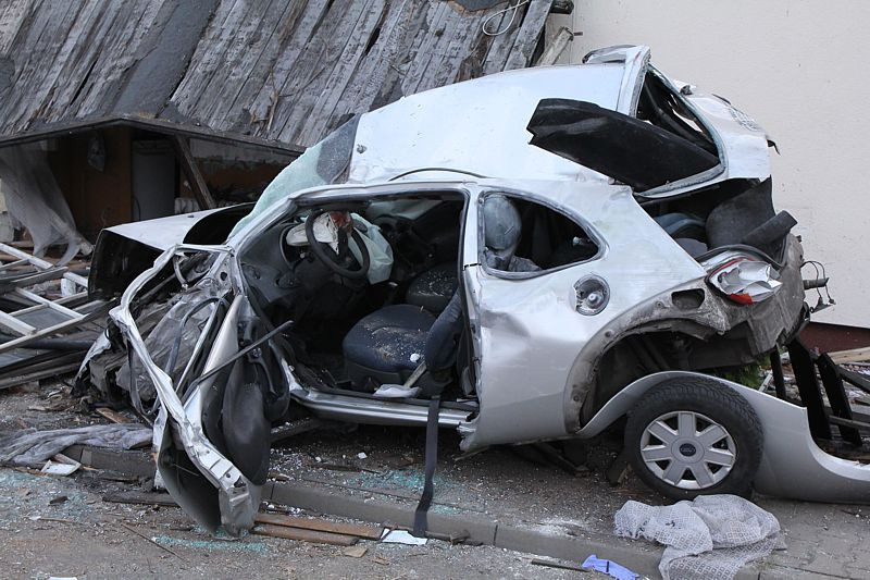 Uszkodzony słup, zniszczona weranda – wypadek w Trzebieży [foto]