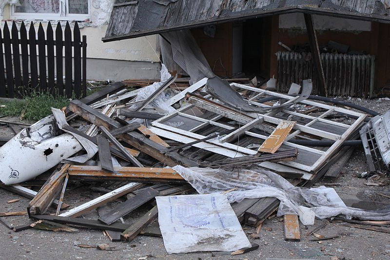 Uszkodzony słup, zniszczona weranda – wypadek w Trzebieży [foto]