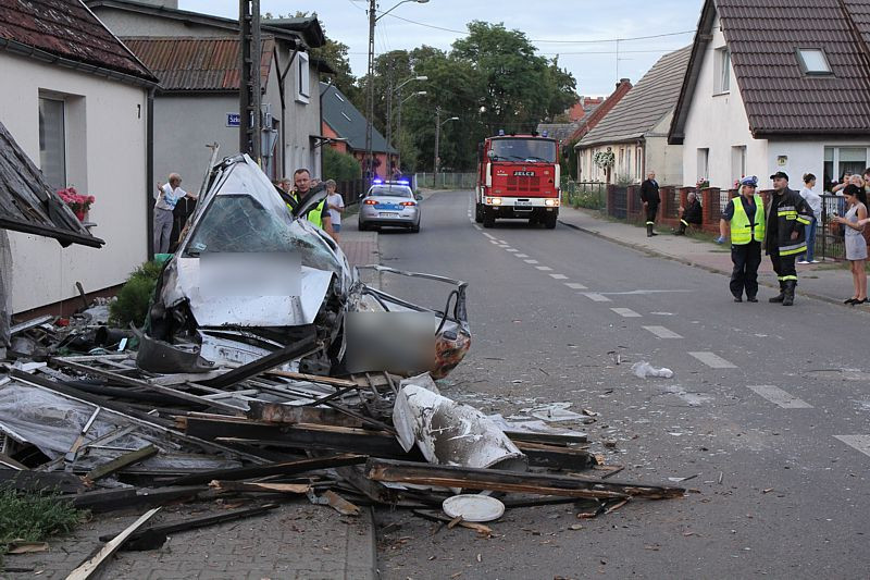 Uszkodzony słup, zniszczona weranda – wypadek w Trzebieży [foto]