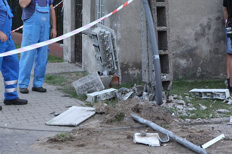 Uszkodzony słup, zniszczona weranda – wypadek w Trzebieży [foto]