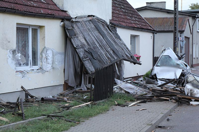 Uszkodzony słup, zniszczona weranda – wypadek w Trzebieży [foto]