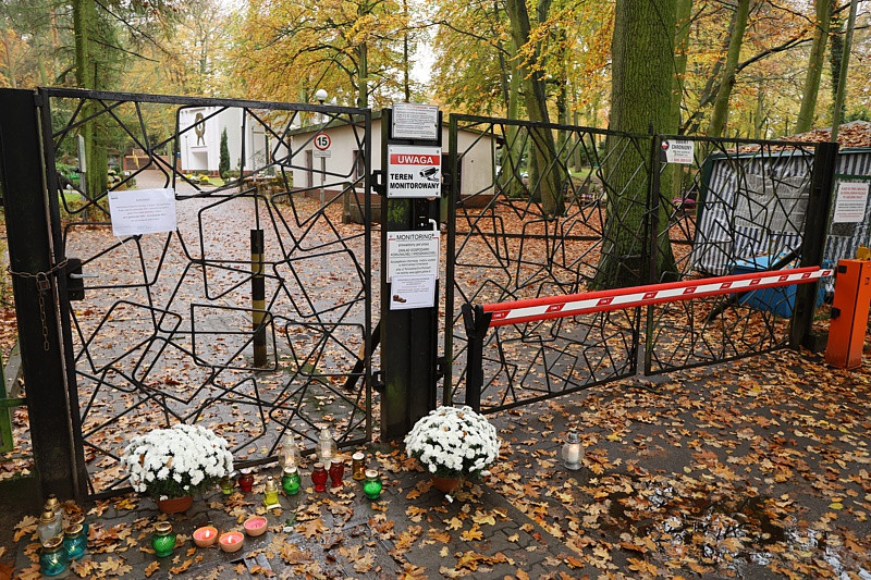 Wszystkich Świętych i puste cmentarze [foto]