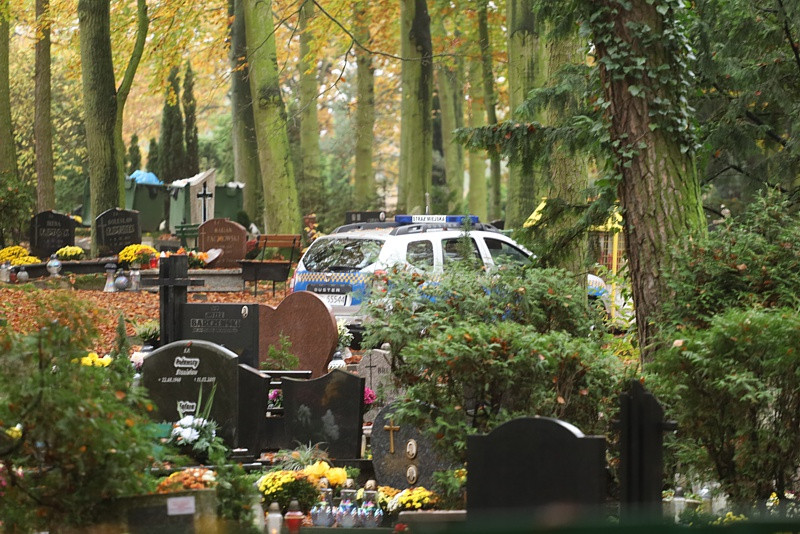 Wszystkich Świętych i puste cmentarze [foto]