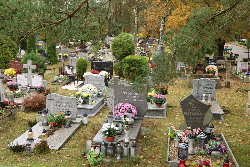 Wszystkich Świętych i puste cmentarze [foto]