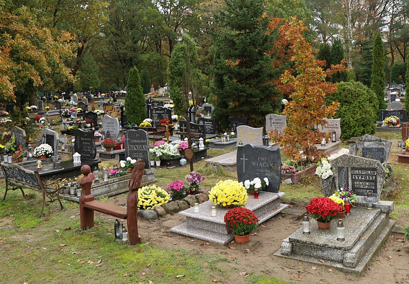 Wszystkich Świętych i puste cmentarze [foto]