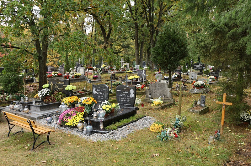 Wszystkich Świętych i puste cmentarze [foto]