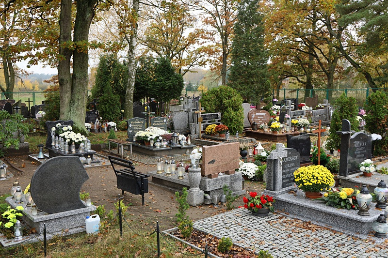 Wszystkich Świętych i puste cmentarze [foto]