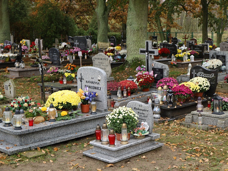 Wszystkich Świętych i puste cmentarze [foto]