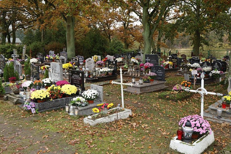 Wszystkich Świętych i puste cmentarze [foto]