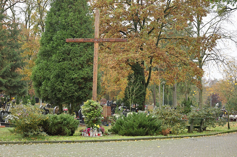 Wszystkich Świętych i puste cmentarze [foto]