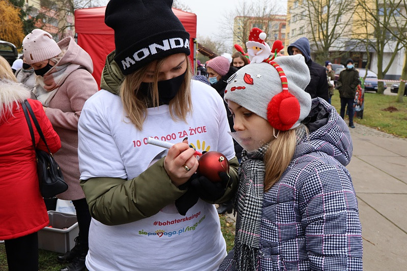 Bombki #bohaterskaInga zawisły na choince