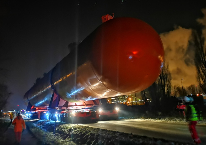 Transport kolosa ulicami Polic [foto/wideo]