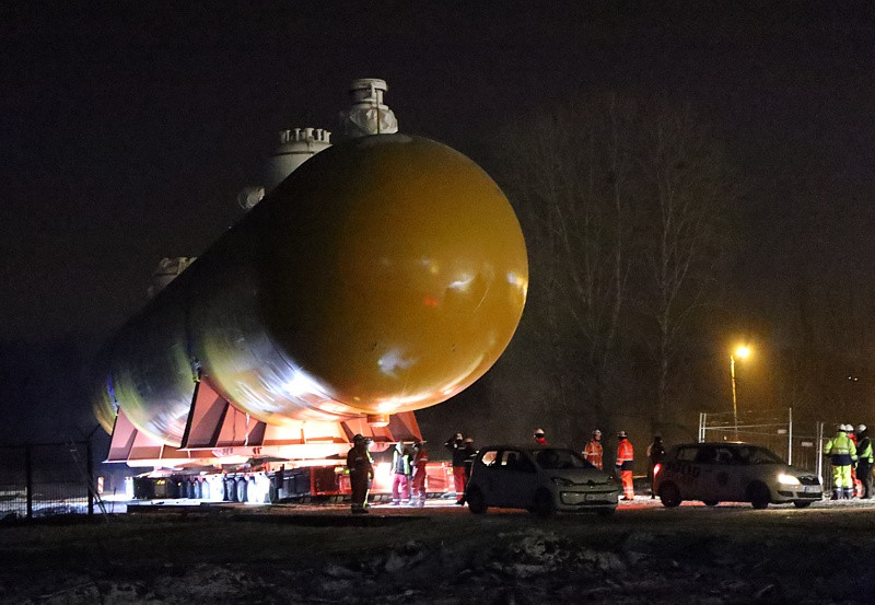 Transport kolosa ulicami Polic [foto/wideo]