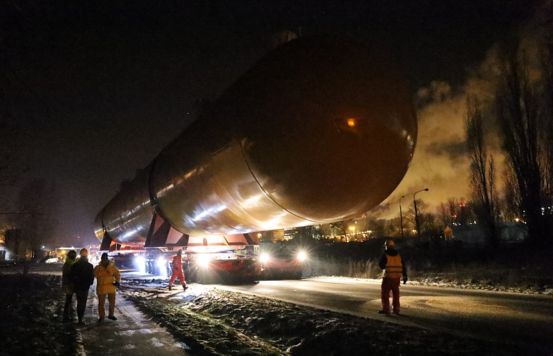 Transport kolosa ulicami Polic [foto/wideo]