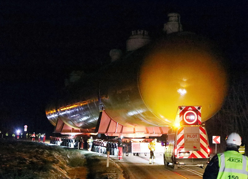 Transport kolosa ulicami Polic [foto/wideo]