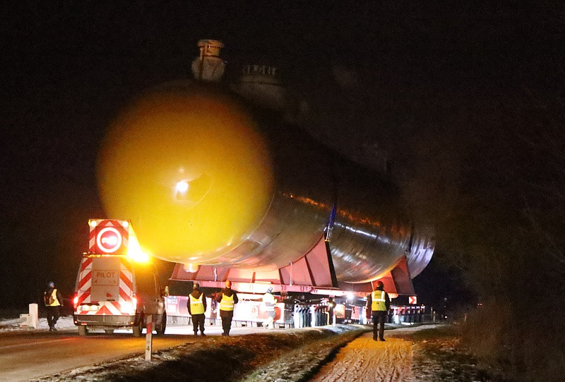 Transport kolosa ulicami Polic [foto/wideo]