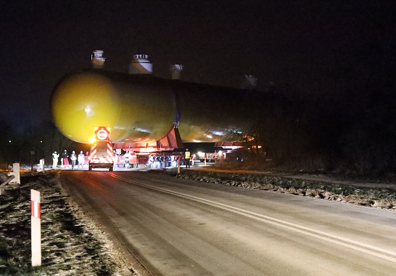 Transport kolosa ulicami Polic [foto/wideo]